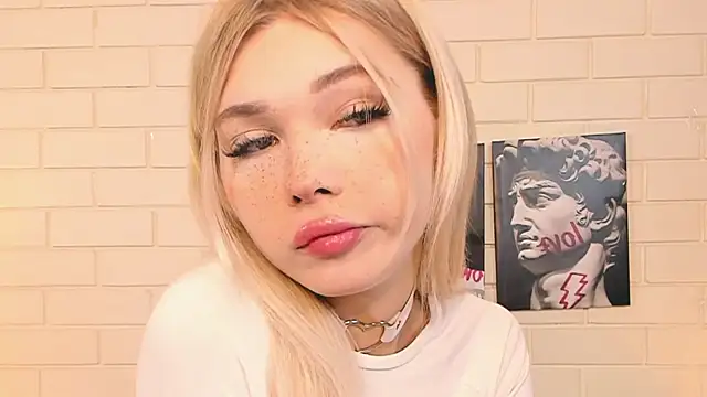 Snapshot of Blondy_Fina chatting on October 2025 05:00:02 AM Blondy Fina online show from October 2025 05:00:02 AM