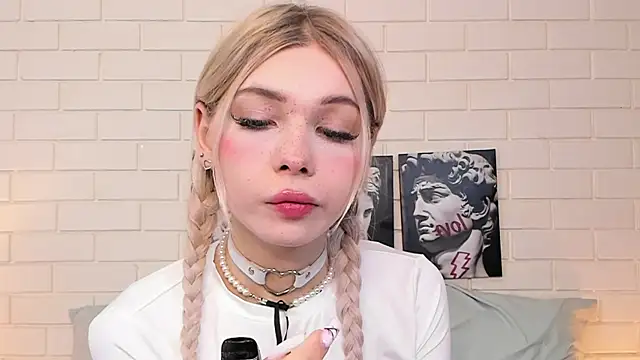 Snapshot of Blondy_Fina chatting on October 2025 04:26:01 AM Blondy Fina online show from October 2025 04:26:01 AM