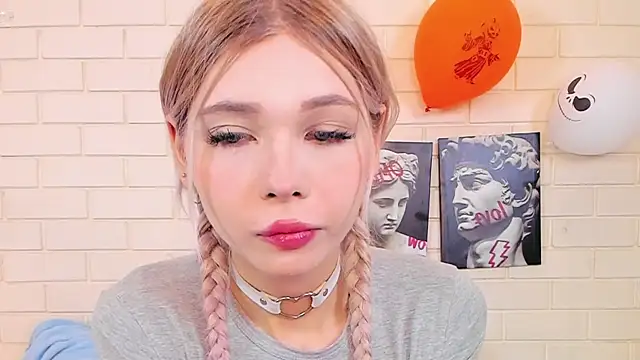 Snapshot of Blondy_Fina chatting on November 2025 04:33:01 AM Blondy Fina online show from November 2025 04:33:01 AM