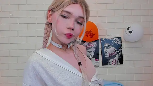 Snapshot of Blondy_Fina chatting on November 2025 04:44:02 AM Blondy Fina online show from November 2025 04:44:02 AM