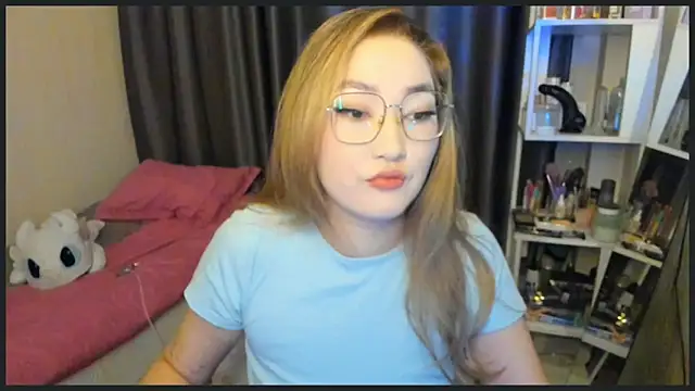 lyra x online show from November 2025 07:16:02 PM