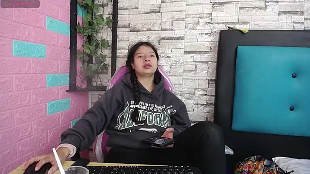 Snapshot of maily_can chatting on November 2025 01:11:01 PM maily can online show from November 2025 01:11:01 PM