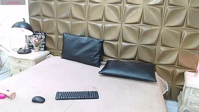 Snapshot of VioletLux chatting on September 2025 07:59:01 PM VioletLux online show from September 2025 07:59:01 PM