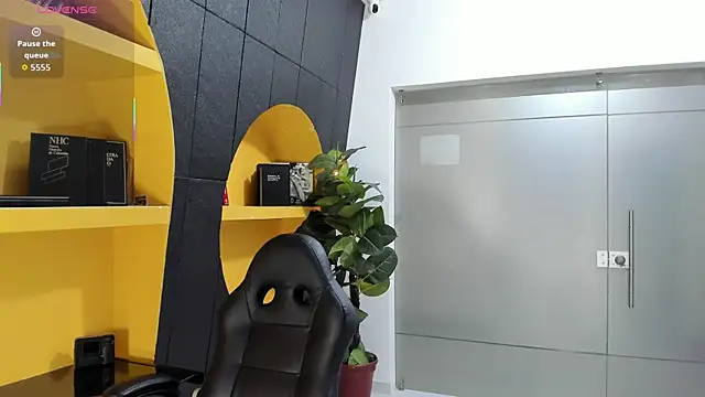 Snapshot of VioletLux chatting on September 2025 07:47:01 PM VioletLux online show from September 2025 07:47:01 PM