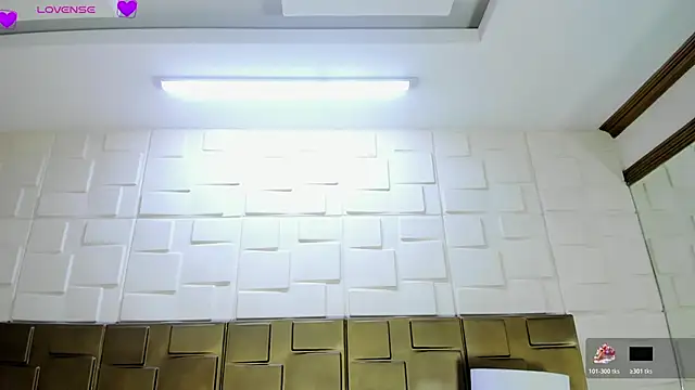 Snapshot of VioletLux chatting on October 2025 07:47:02 PM VioletLux online show from October 2025 07:47:02 PM