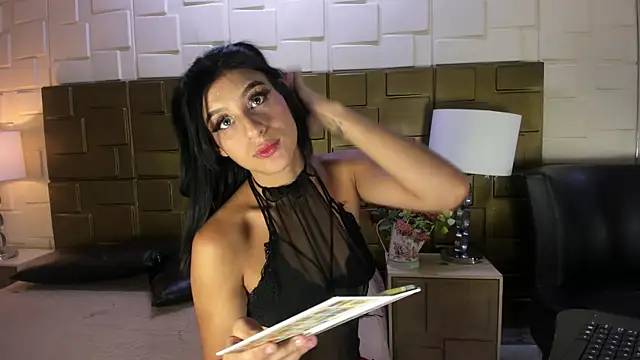 Snapshot of VioletLux chatting on October 2025 08:07:01 PM VioletLux online show from October 2025 08:07:01 PM