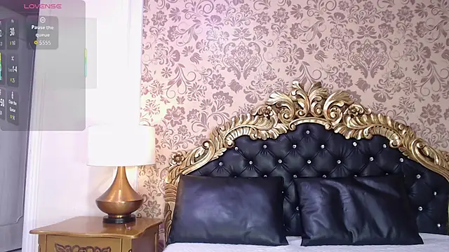 Snapshot of VioletLux chatting on November 2025 07:43:01 PM VioletLux online show from November 2025 07:43:01 PM