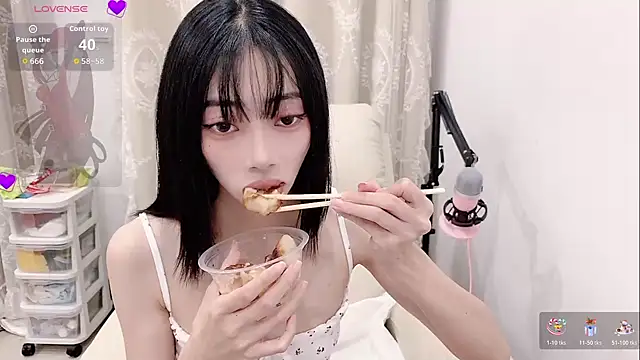 Snapshot of tuantuanle chatting on June 2026 03:54:02 PM tuantuanle online show from June 2026 03:54:02 PM