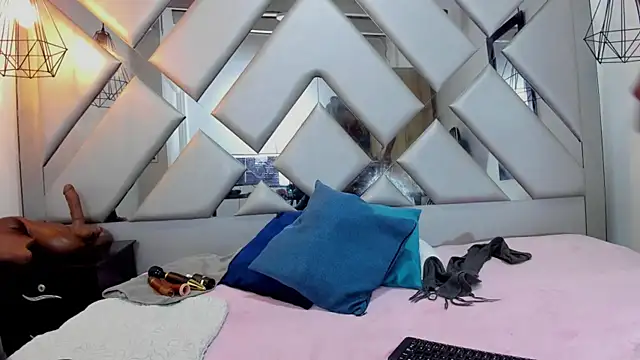 Snapshot of Lorenn_Hill chatting on October 2025 12:50:01 PM Lorenn Hill online show from October 2025 12:50:01 PM