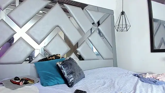 Snapshot of Lorenn_Hill chatting on November 2025 01:00:02 PM Lorenn Hill online show from November 2025 01:00:02 PM