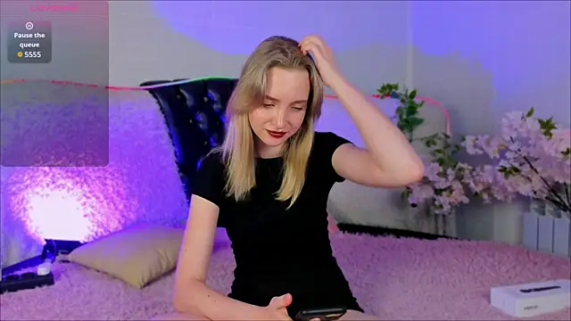 Snapshot of EllaBloom chatting on October 2025 04:07:02 PM EllaBloom online show from October 2025 04:07:02 PM