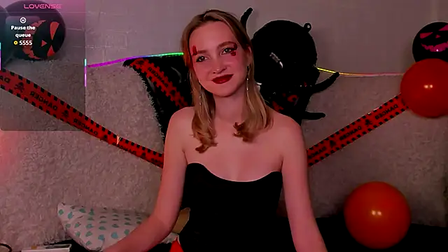 Snapshot of EllaBloom chatting on October 2025 04:08:02 PM EllaBloom online show from October 2025 04:08:02 PM