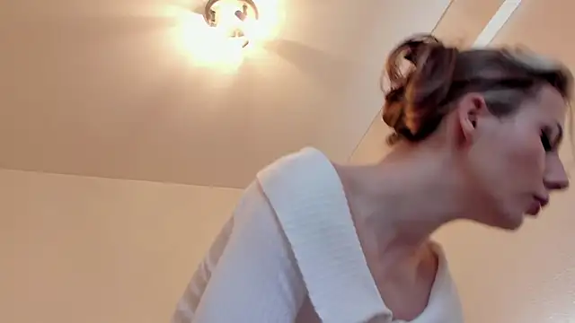 Snapshot of MilaDeLune chatting on October 2025 03:22:02 PM MilaDeLune online show from October 2025 03:22:02 PM