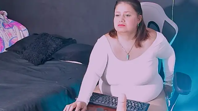 Snapshot of Lizz_Milf chatting on September 2025 04:02:02 AM Lizz Milf online show from September 2025 04:02:02 AM