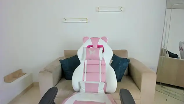 april smiith online show from January 2026 12:20:01 PM