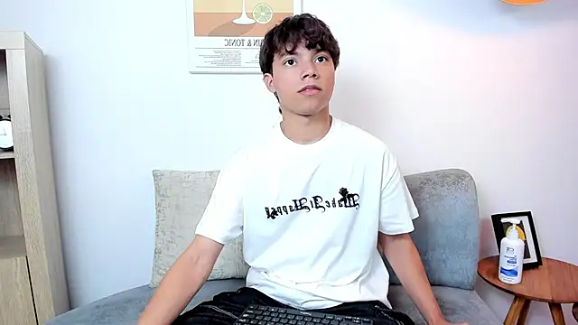 Snapshot of Honeymoon_sariel chatting on November 2025 08:32:01 PM Honeymoon sariel online show from November 2025 08:32:01 PM