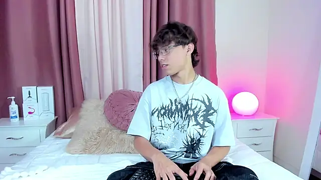 Snapshot of Honeymoon_sariel chatting on November 2025 08:57:01 PM Honeymoon sariel online show from November 2025 08:57:01 PM