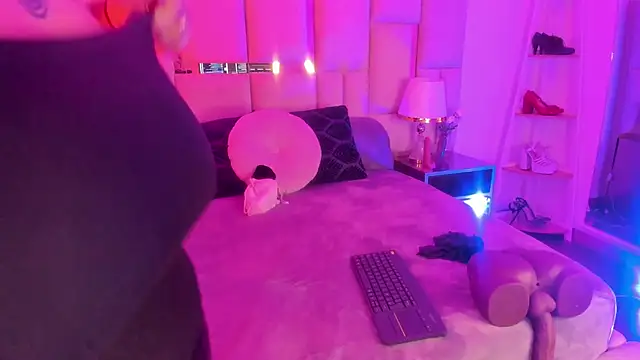 Snapshot of Violett_Novoa chatting on December 2025 12:14:02 PM Violett Novoa online show from December 2025 12:14:02 PM