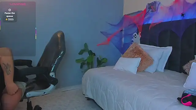 Snapshot of Thomas_moon chatting on October 2025 12:34:02 PM Thomas moon online show from October 2025 12:34:02 PM