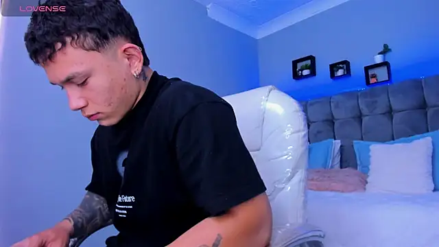 Snapshot of Thomas_moon chatting on December 2025 01:31:02 PM Thomas moon online show from December 2025 01:31:02 PM