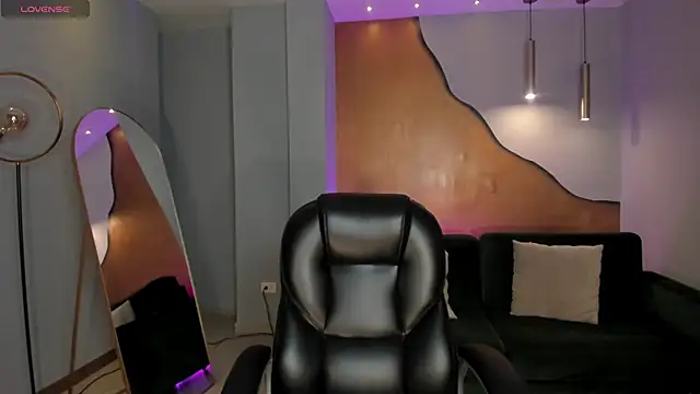 MiaLaurence online show from October 2025 11:27:01 AM