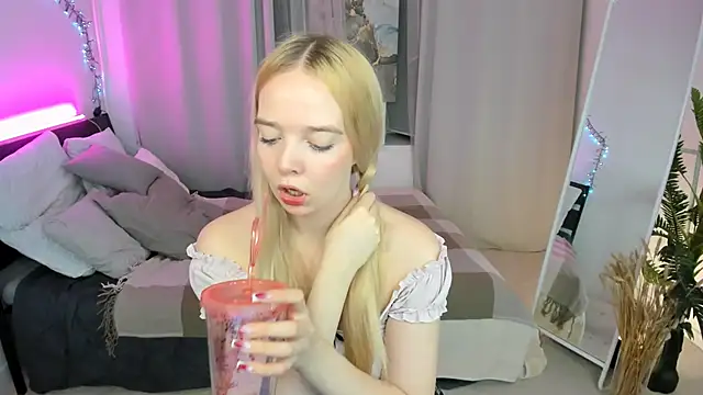 Snapshot of BellaMontgomery chatting on October 2025 10:00:02 PM BellaMontgomery online show from October 2025 10:00:02 PM