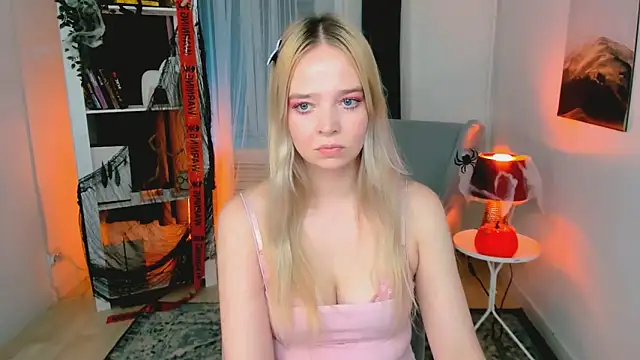 Snapshot of BellaMontgomery chatting on October 2025 10:56:01 PM BellaMontgomery online show from October 2025 10:56:01 PM