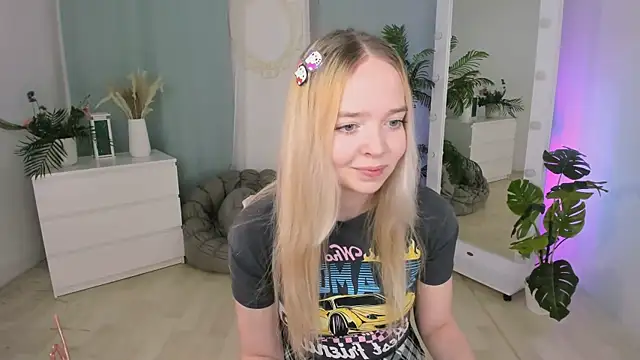 Snapshot of BellaMontgomery chatting on December 2025 10:52:01 PM BellaMontgomery online show from December 2025 10:52:01 PM