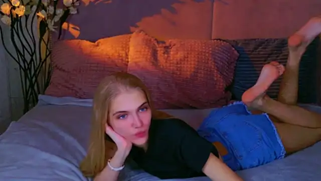 4example Chloe online show from October 2025 10:48:01 AM