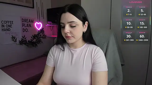 Snapshot of LiaWoow chatting on December 2025 07:28:01 AM LiaWoow online show from December 2025 07:28:01 AM