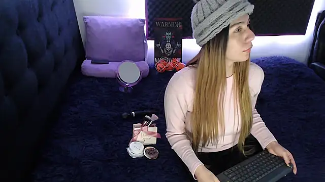 karlamoon23 online show from October 2025 01:05:02 AM