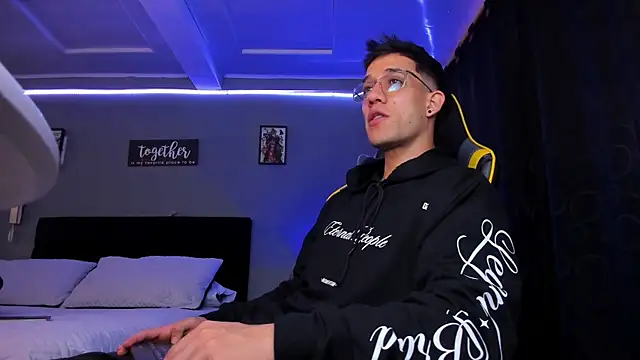 alexgiraldo   online show from December 2025 11:48:01 AM