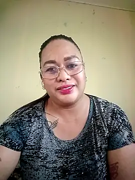 Snapshot of EmmaKantutera chatting on December 2025 11:01:02 PM EmmaKantutera online show from December 2025 11:01:02 PM