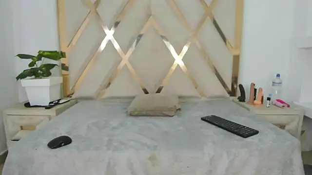 arielasm online show from February 2026 12:45:01 PM