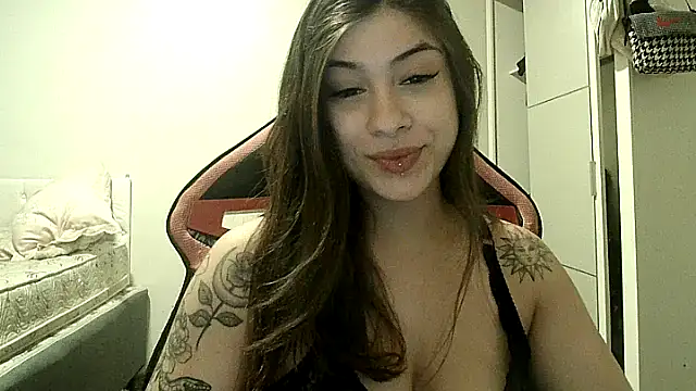 Snapshot of Becca_B chatting on November 2025 10:37:01 PM Becca B online show from November 2025 10:37:01 PM