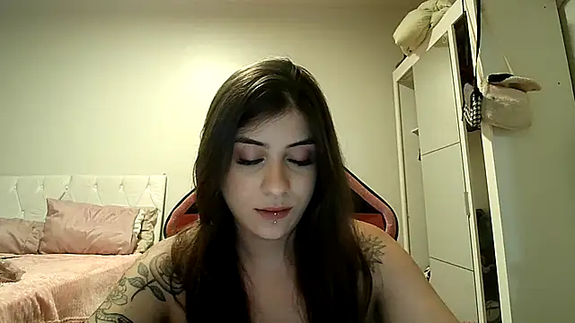 Snapshot of Becca_B chatting on December 2025 03:56:01 AM Becca B online show from December 2025 03:56:01 AM