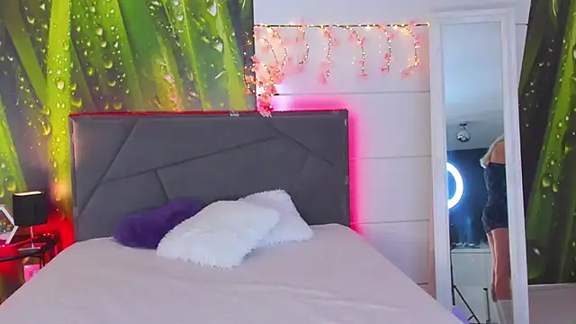 HollyTailors online show from September 2025 05:11:02 AM