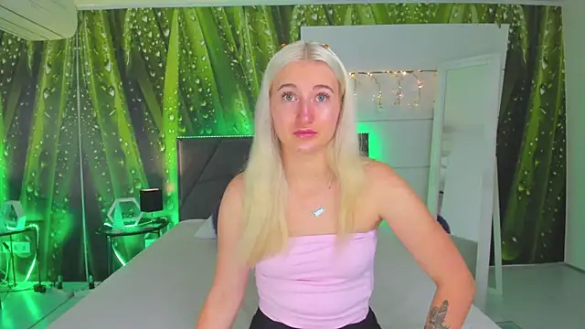 HollyTailors online show from October 2025 05:35:02 AM