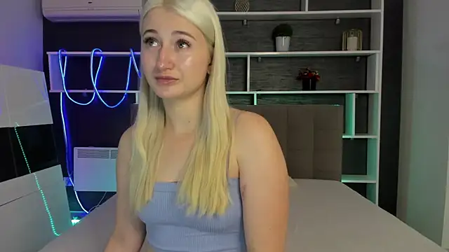 HollyTailors online show from November 2025 01:28:01 PM