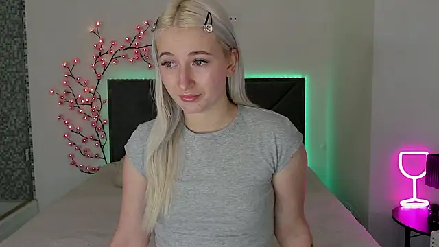 HollyTailors online show from January 2026 01:39:01 PM