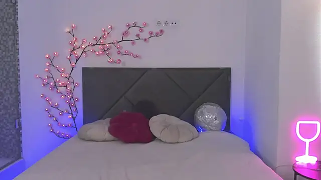 HollyTailors online show from April 2026 12:22:01 PM