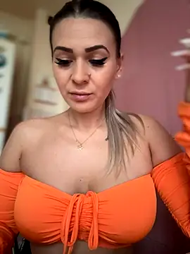 iSelena online show from October 2025 04:56:02 AM