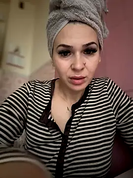 iSelena online show from November 2025 06:01:02 AM