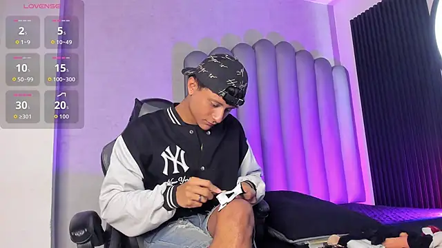 Snapshot of _Leohot_ chatting on October 2025 03:50:02 AM Leohot online show from October 2025 03:50:02 AM