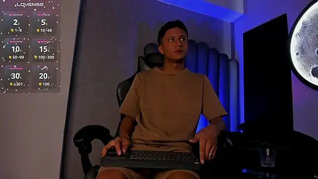 Snapshot of _Leohot_ chatting on November 2025 03:27:01 AM Leohot online show from November 2025 03:27:01 AM