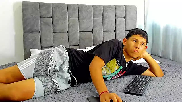 Snapshot of Felipe_Gonzales chatting on October 2025 07:25:02 PM Felipe Gonzales online show from October 2025 07:25:02 PM