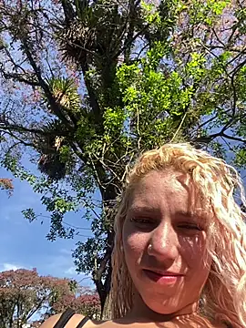 Snapshot of Bruna551 chatting on October 2025 06:40:01 PM Bruna551 online show from October 2025 06:40:01 PM