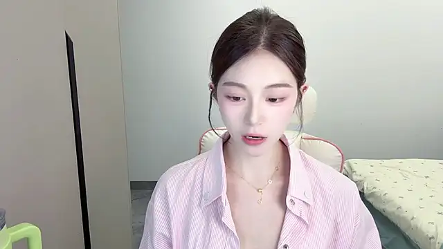 Snapshot of Cookie-oo chatting on October 2025 12:14:02 PM Cookie-oo online show from October 2025 12:14:02 PM