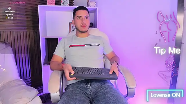 Snapshot of Axel_grey_ chatting on November 2025 12:42:02 PM Axel grey online show from November 2025 12:42:02 PM