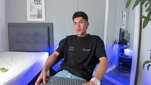 Tylerffoxx online show from September 2025 11:41:02 PM